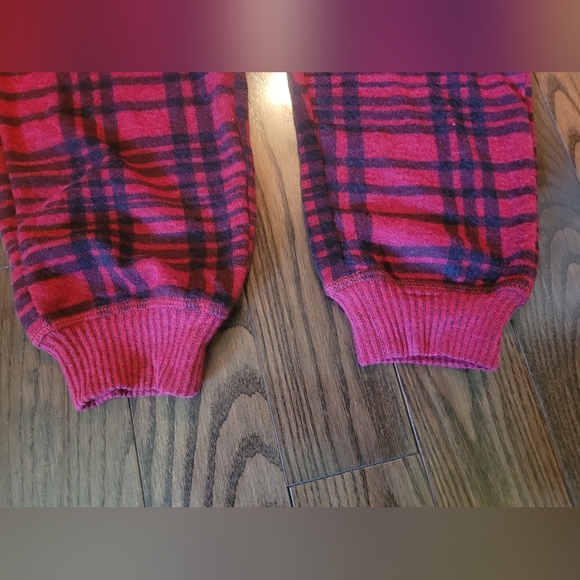 NWOT CHRISTMAS 2 PIECE PJ SET, Never Worn,only tried on, Great Christmas gift. - Picture 8 of 8